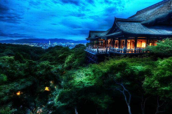 Casa giapponese tra gli alberi a kyoto