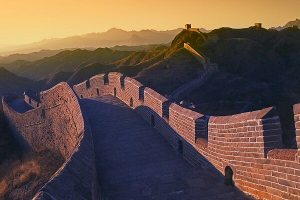 La muralla China se dobla en las montañas