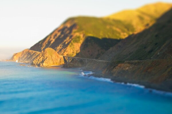 Route dans les montagnes au bord de la mer