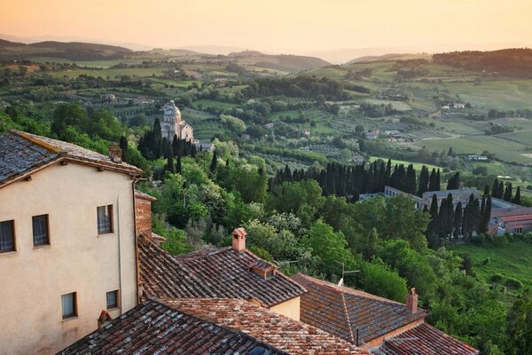 Maisons italiennes et champs au coucher du soleil