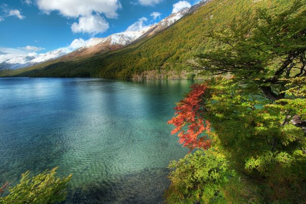 Paisaje de montaña con vistas al mar