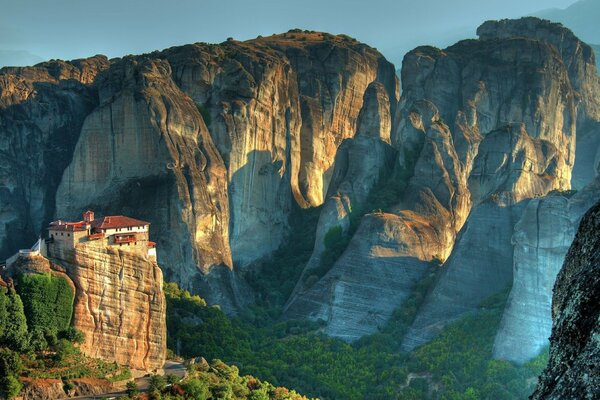 Ein Haus auf einer Klippe mitten in einer tiefen Schlucht