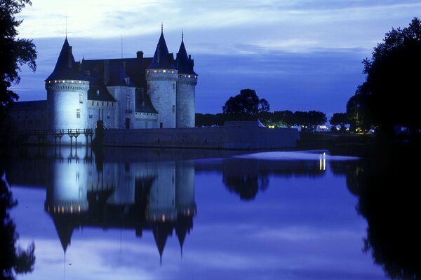 Reflection of the castle in ale in the evening