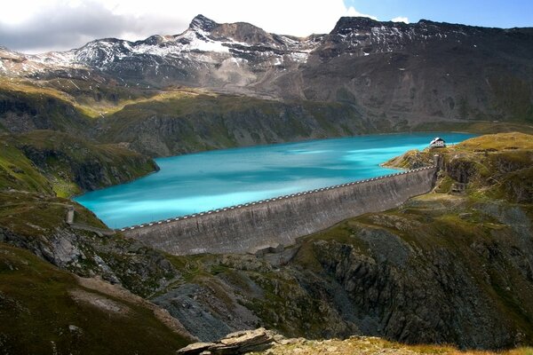 Lago blu con diga in mezzo alle rocce