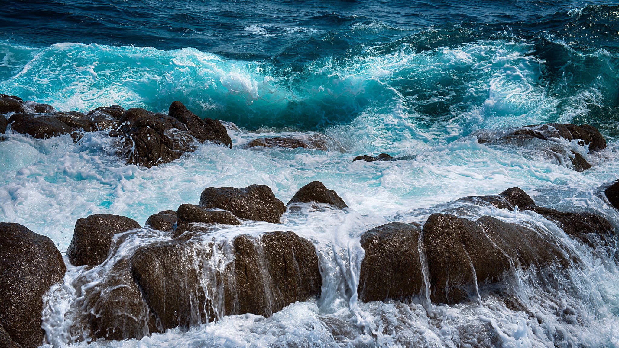 mer vagues éclaboussures pierres roches