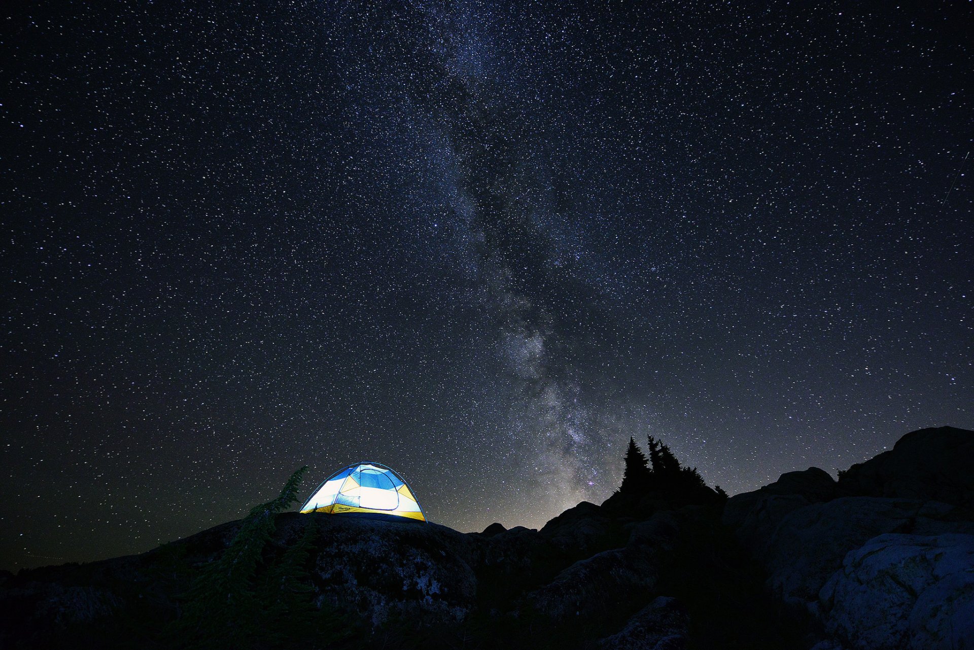 milchstraße nacht sterne himmel berge zelt