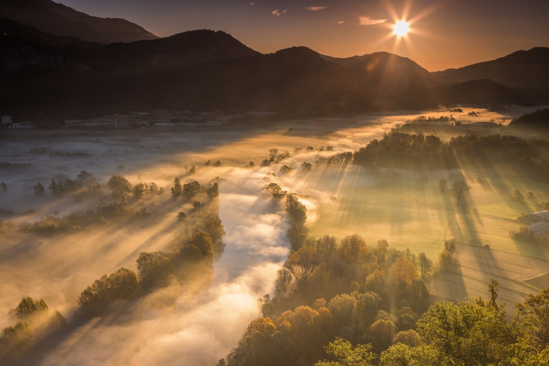 berge tal fluss natur licht strahlen nebel