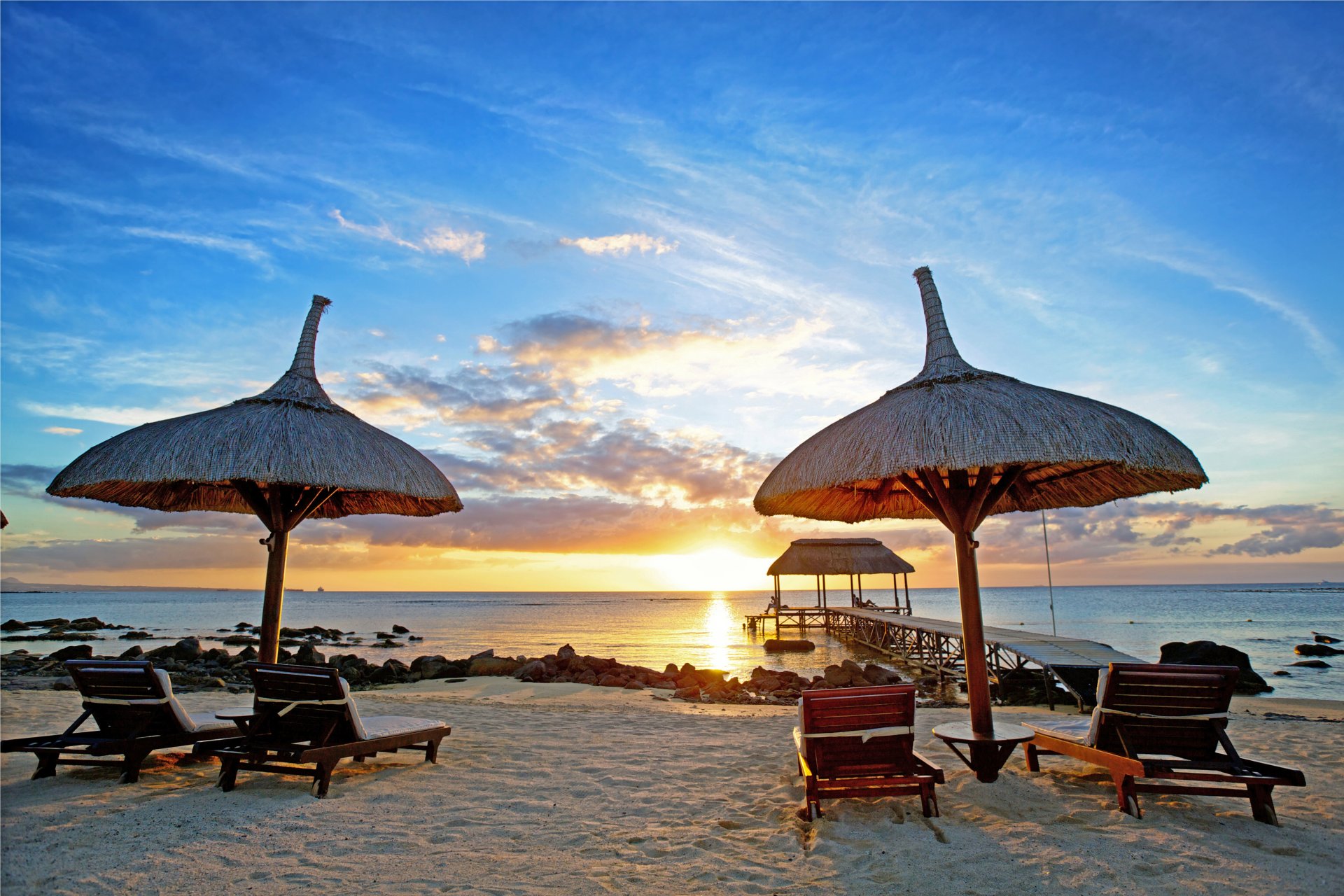 mauricio puesta de sol isla océano índico relajarse sillas tropical paraíso playa vacaciones mar palmeras trópicos costa arena