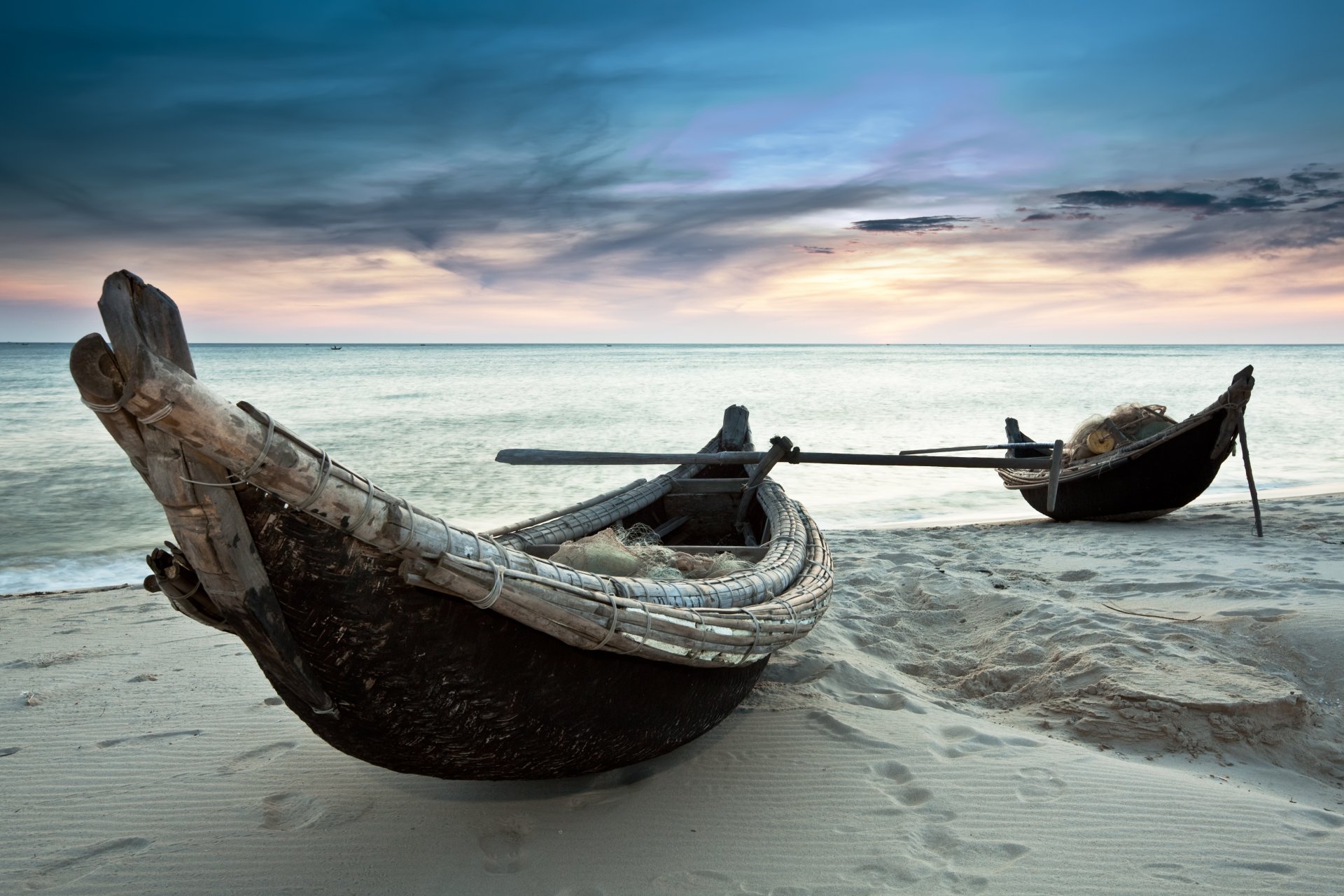 лодки песок море