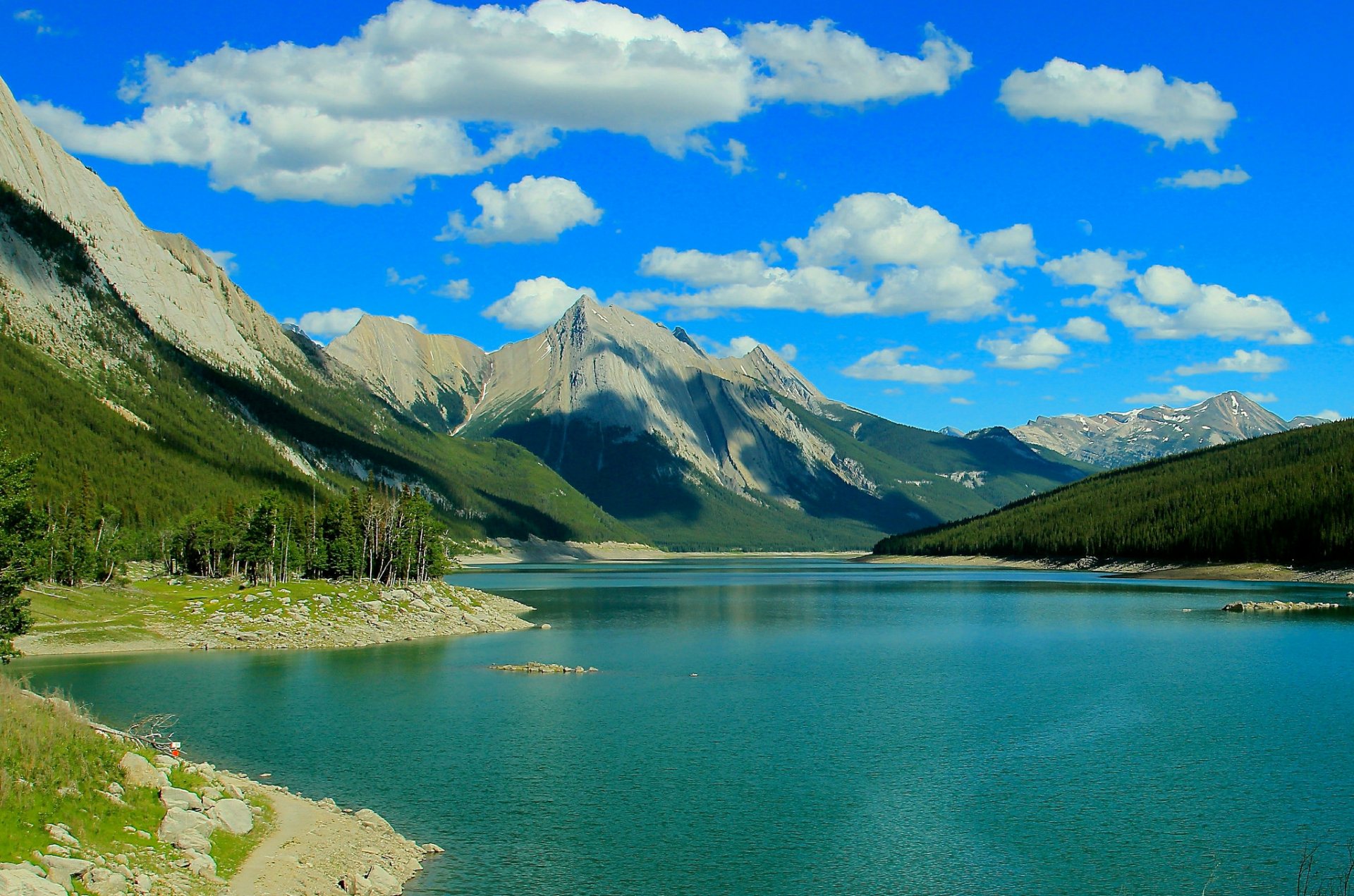 medizinsee jasper national park alberta kanada berge see bäume wald wolken