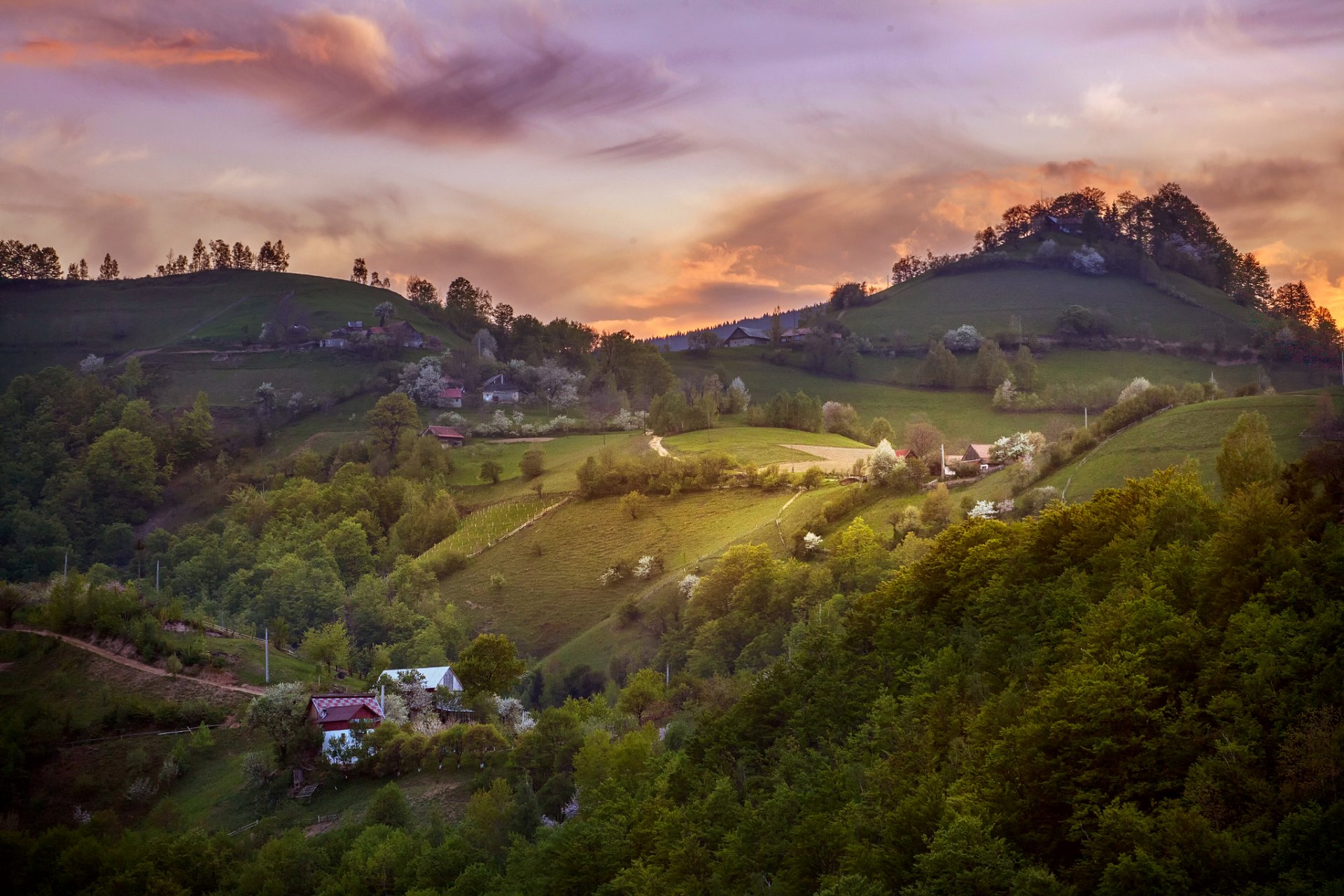 rumania primavera mañana cielo nubes colinas pueblo