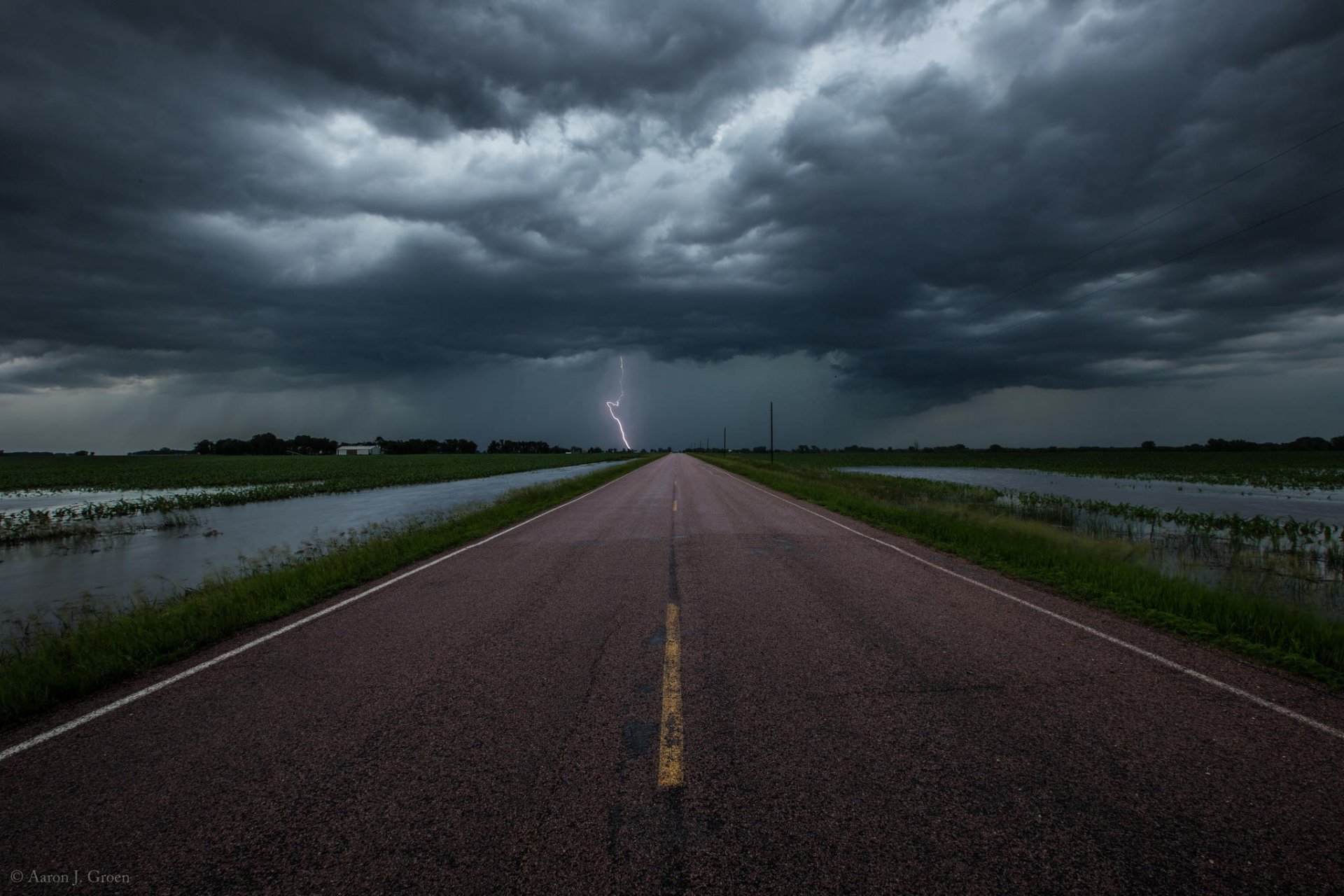 carretera tormenta nubes relámpago