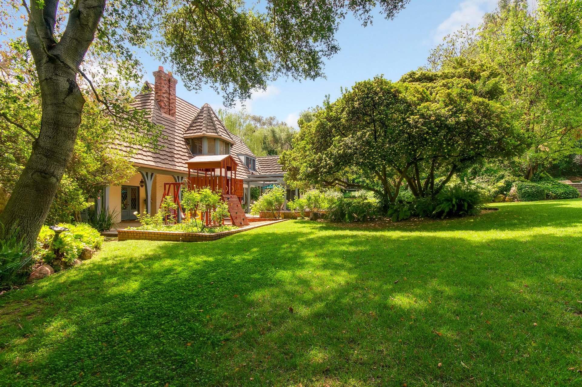 maison manoir pelouse arbres buissons herbe pelouse verdure soleil