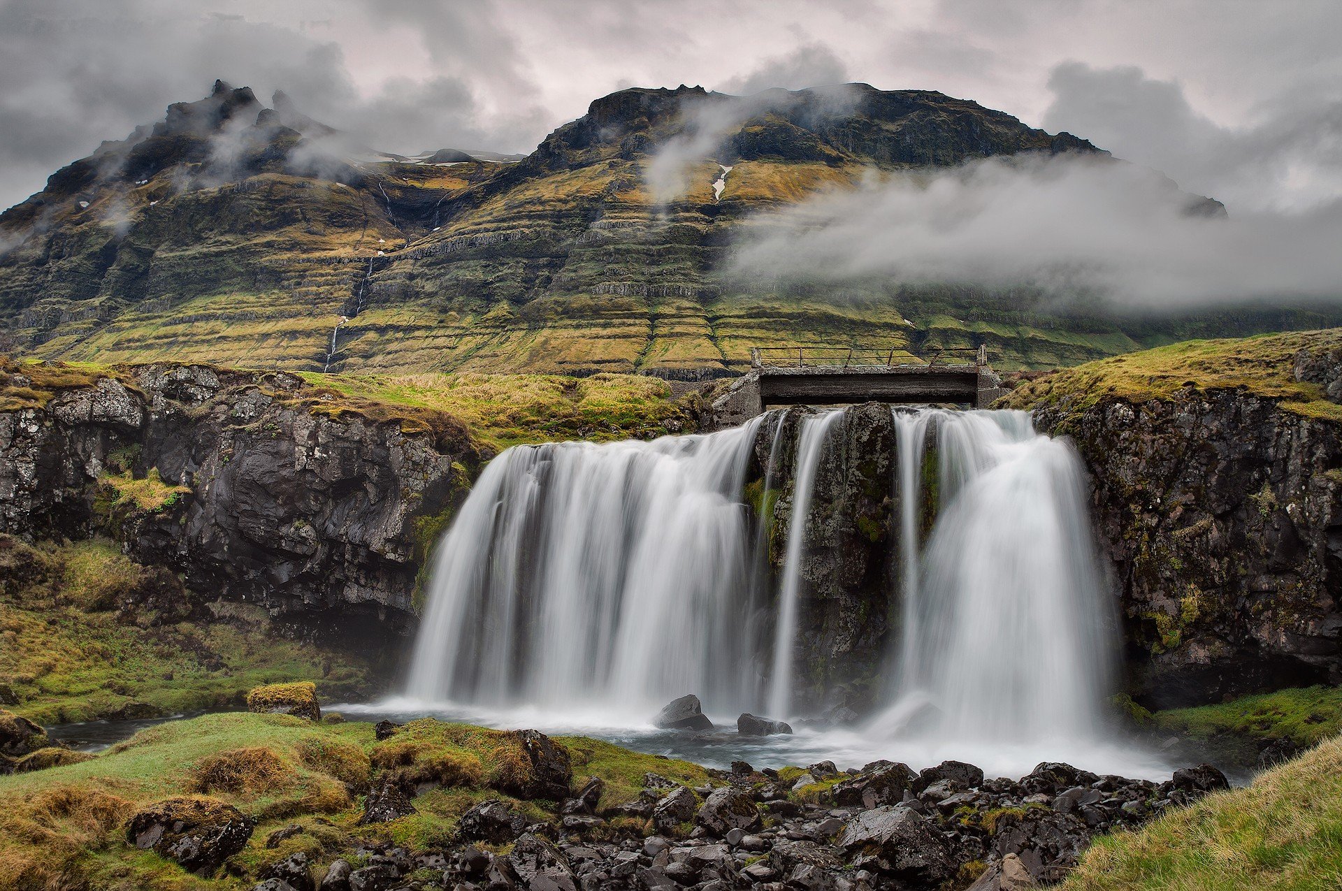 kirkjufell islandia niebo chmury góra wodospad skały