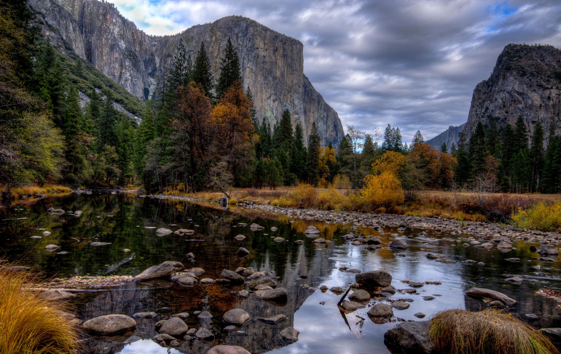 parco nazionale di yosemite sierra nevada usa montagne cielo alberi fiume rocce cespugli rocce autunno