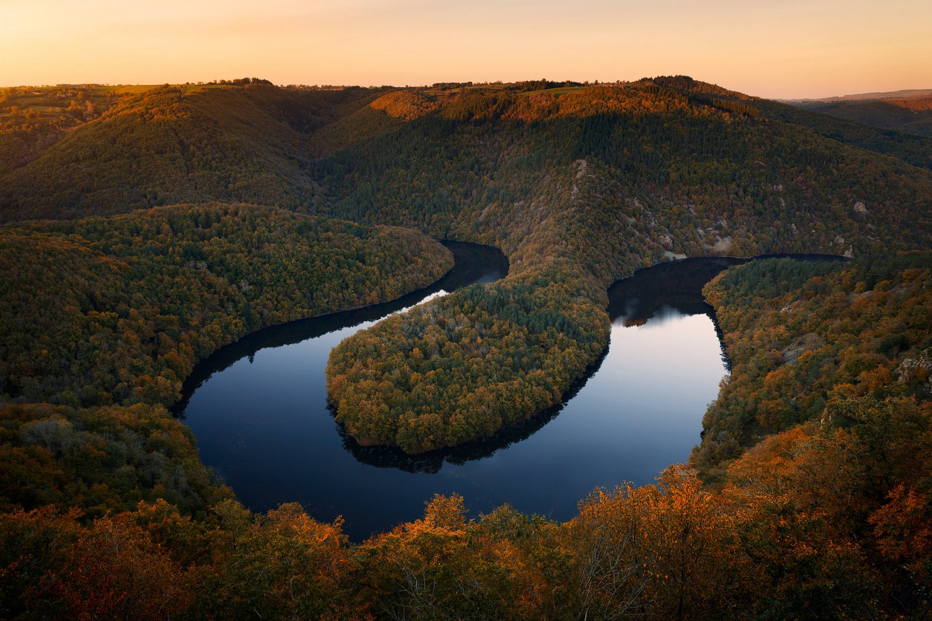 zentralfrankreich sioule fluss linker nebenfluss des flusses allier herbst