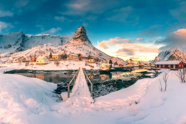 Villaggio in montagna in inverno foto