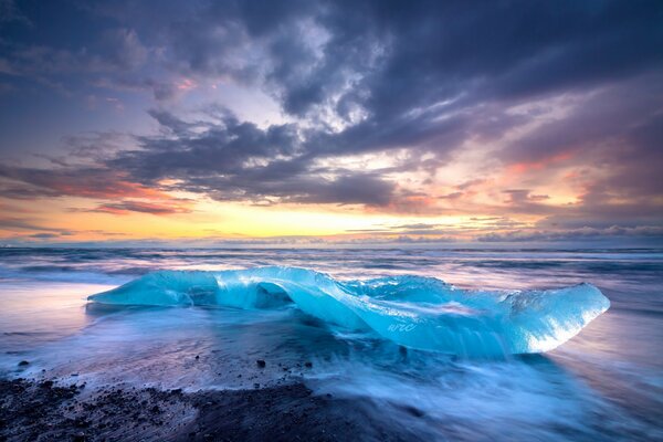 Cielo azul y mar, hielo en Islandia