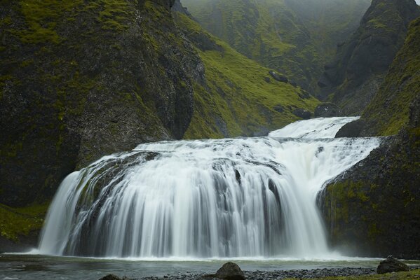 Belle cascade envoûtante