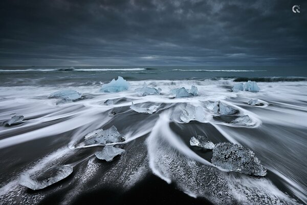 Lagon glaciaire gelé sur la plage