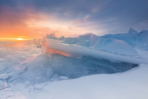 Lac Baïkal en hiver au soleil