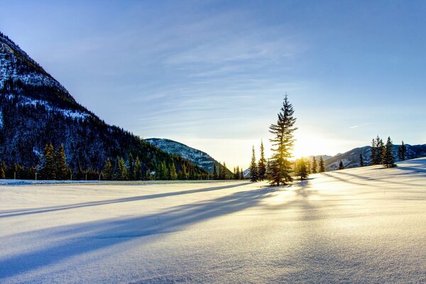 Sonnenaufgang in den Bergen im Winter