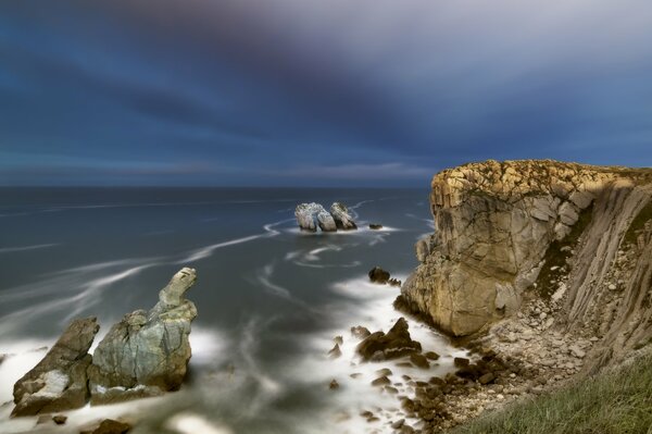 Klippe bei Mroy mit blauem Himmel