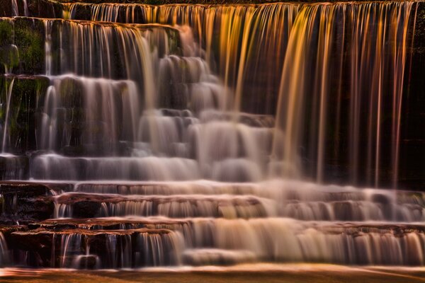 Cascada en los escalones de piedra