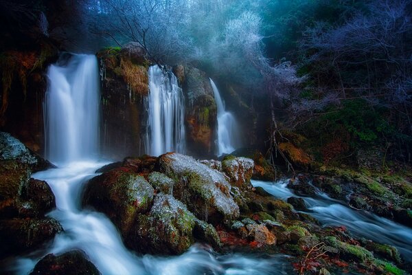 Imagen con una hermosa cascada y un cielo oscuro