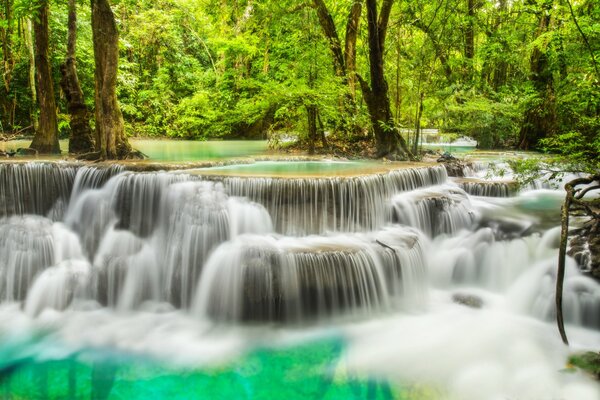 Il paesaggio è assolutamente reale, il fiume color smeraldo è una foresta fatata, una cascata magica
