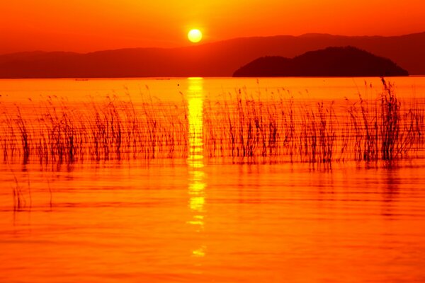 Tramonto rosso sul lago