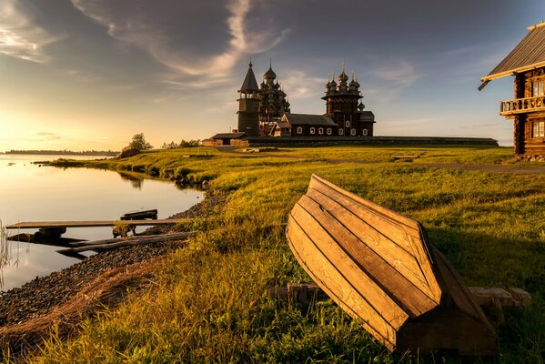 Iglesia en la costa de Rusia