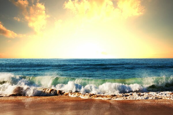 Olas verdes contra el mar azul