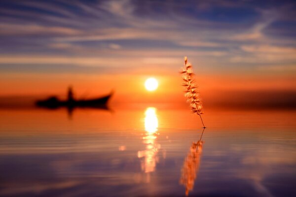Silhouette de bateau au coucher du soleil