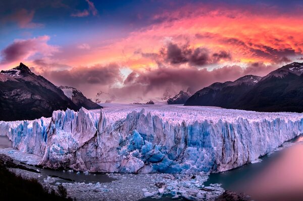 Photo du glacier, des nuages et du ciel