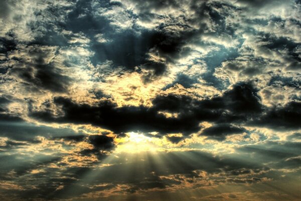 Das Licht der Sonne schleicht sich durch die Wolken