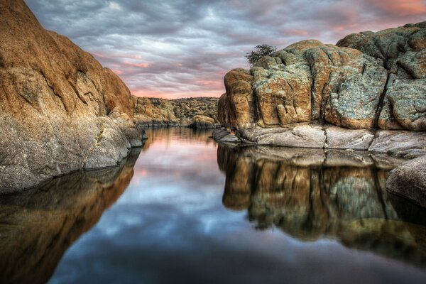 Las rocas se reflejan en watson lake