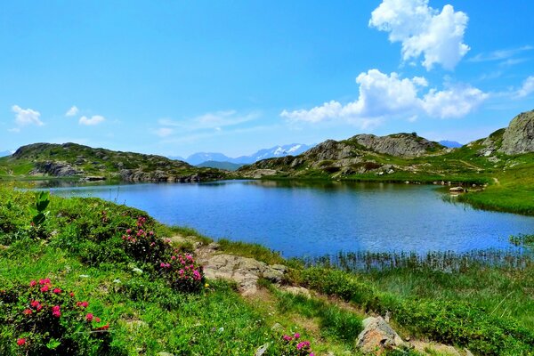 Malerischer See weit in den Bergen