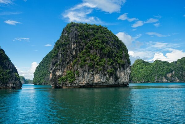 Hautes falaises au Vietnam