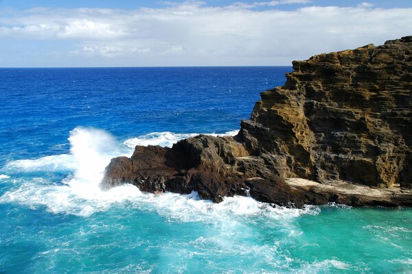 Las salpicaduras del mar golpean las rocas