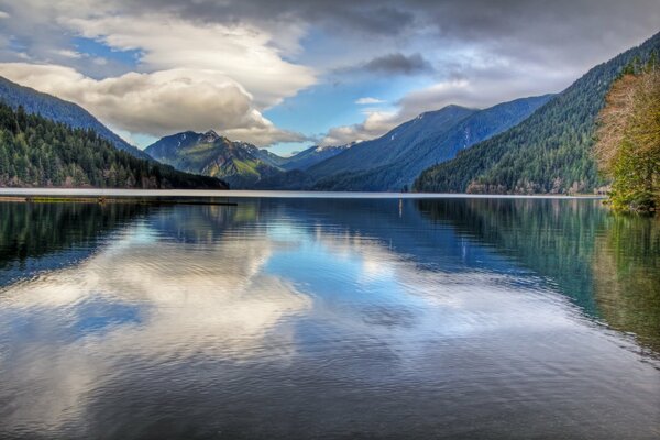 Paysage naturel, lac de montagne