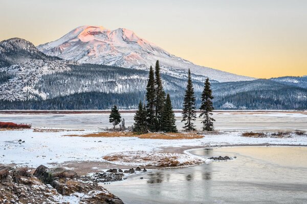 Montagnes, rivières et arbres de la nature hivernale des États-Unis