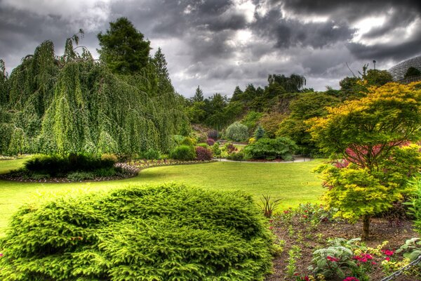 Heller Garten mit Blumenbeeten in Vancouver vor dem Hintergrund eines bewölkten Himmels
