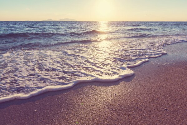 Bellissimo tramonto sul mare con sabbia bianca
