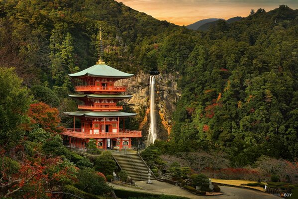 Японский храм в горном лесу