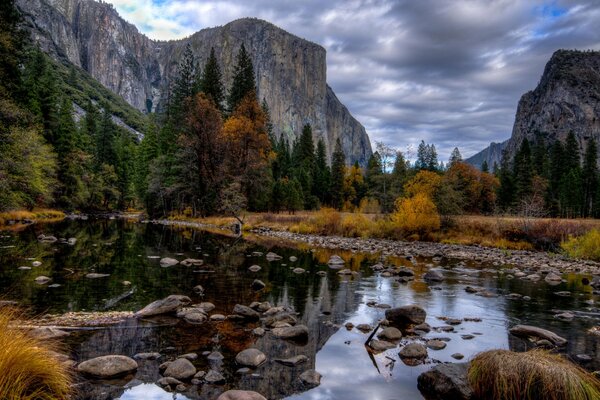 Fiume nel Parco Nazionale di Yosemite