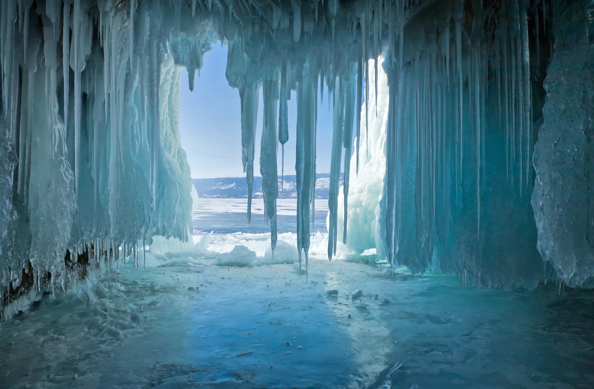 winter see baikalsee grotte höhle eis eiszapfen