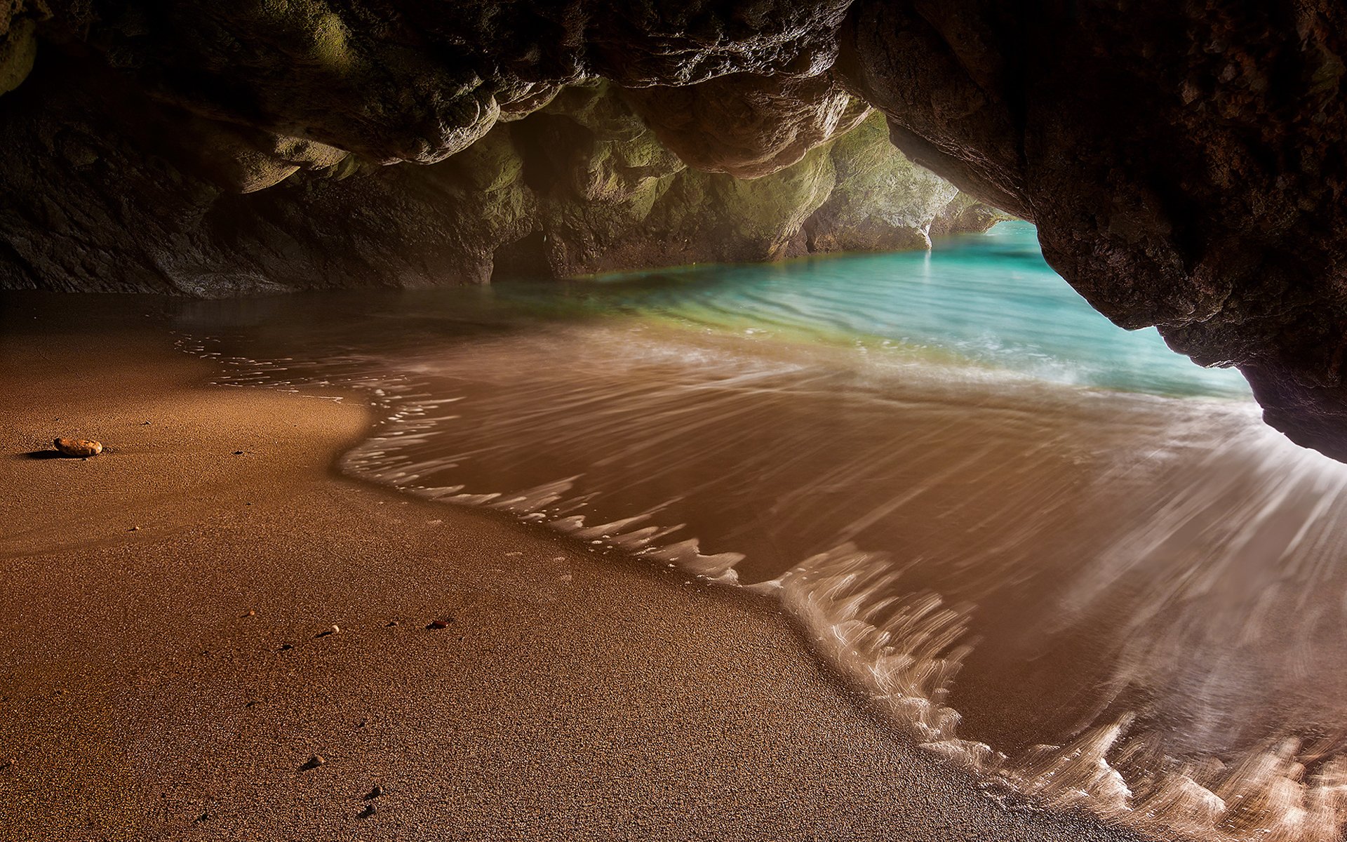 mer plage sable eau rochers grotte