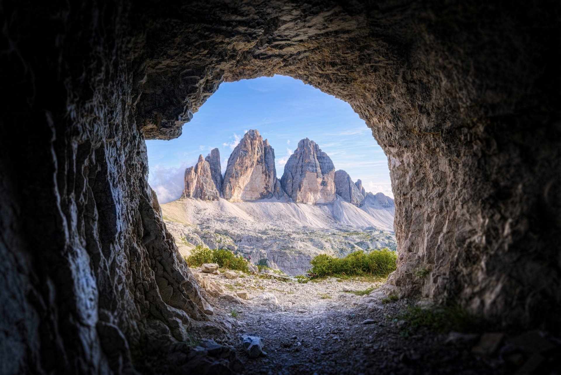 paesaggio montagne natura grotta