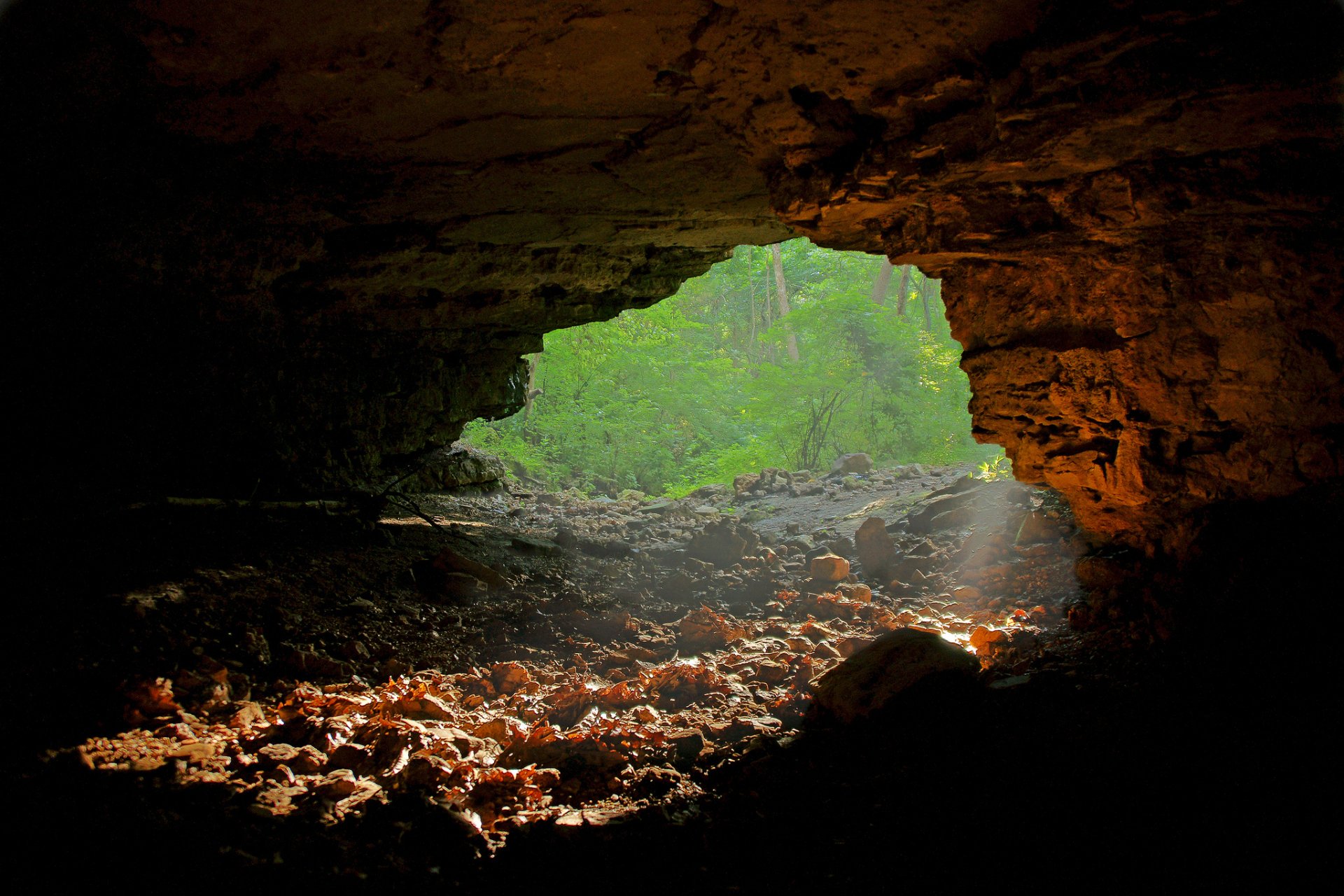 höhle eingang licht strahlen